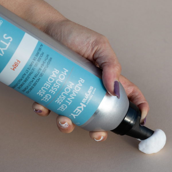 MOUSSE GEL RADIEUSE CRÉÉE POUR TOUS TYPES DE CHEVEUX